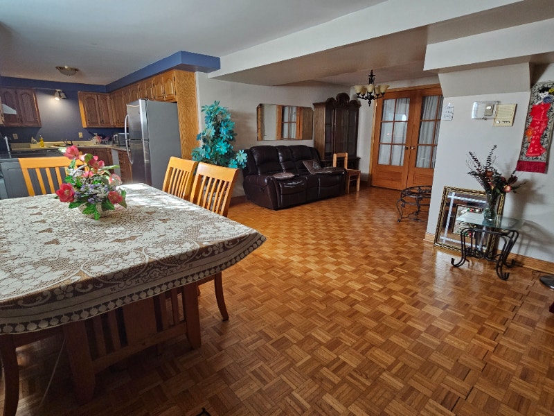 Belle grande chambre Brossard Tout inclus libre court/long terme