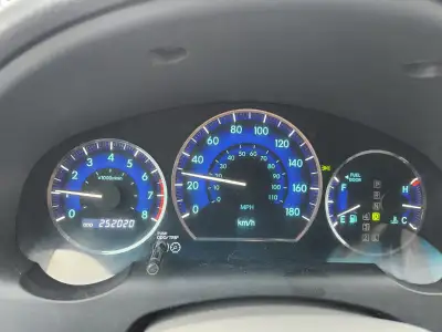 2007 Toyota Sienna Van 253,000km, seven seater minivan with stow-and-go back seats and a V6 engine....