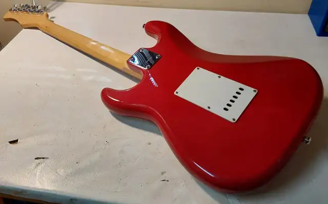 Guitar electr. HONDO ampli PEAVEY express case fil trepied propr in Guitars in Sherbrooke - Image 5