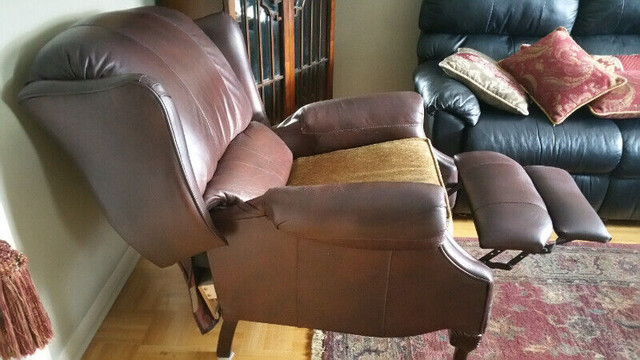 Lazy Boy Wing Back Recliner in Chairs & Recliners in Markham / York Region - Image 2