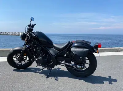 Moto Honda Rebel 500 2018 noir en très bon état , jamais accidenté .... sacoche de côté et banc arri...