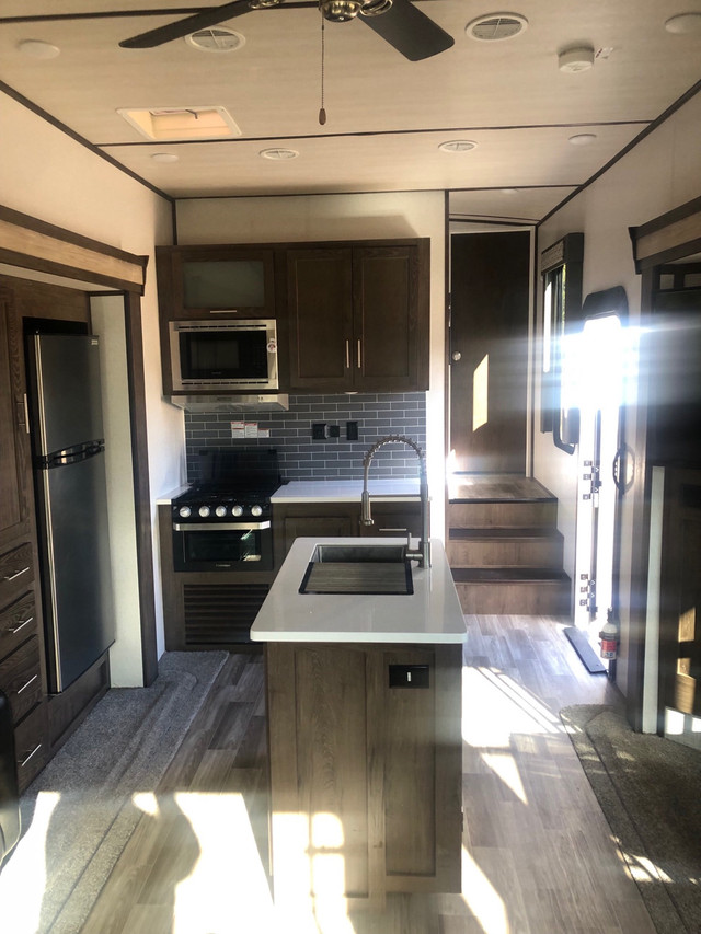 2019 Salem Hemisphere 5th wheel 286RL in Travel Trailers & Campers in Terrace - Image 4