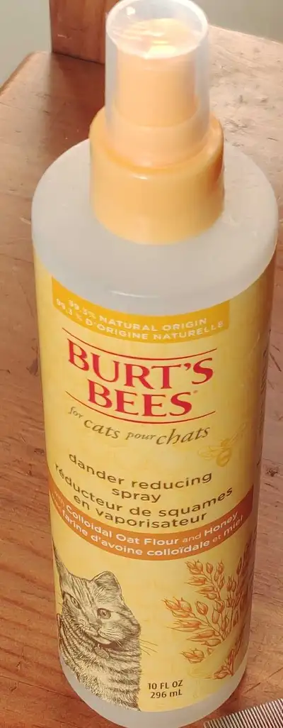 This is a Burt's Bees for Cats dander reducing spray, with 99.3% natural origin ingredients, designe...