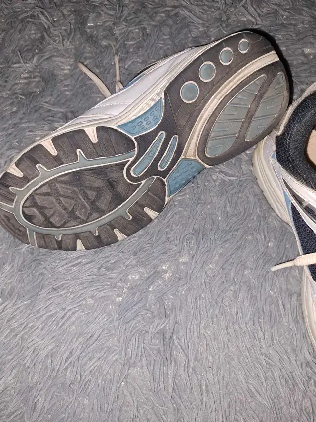 Nike Running Shoes..size 9 in Men's Shoes in Belleville - Image 3