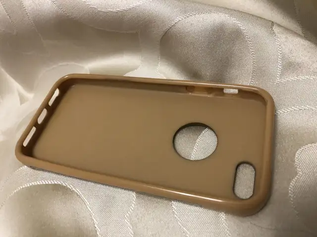 New iPhone SE and 5 Golden Glittery Phone Case in Cell Phone Accessories in Kingston - Image 6