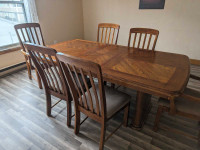 Table en bois a vendre avec 6 chaises 