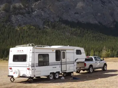 Vangauard 5th wheel 1995 27 foot .One owner from new,asking $ 6500.00 ready to go .will drop price t...
