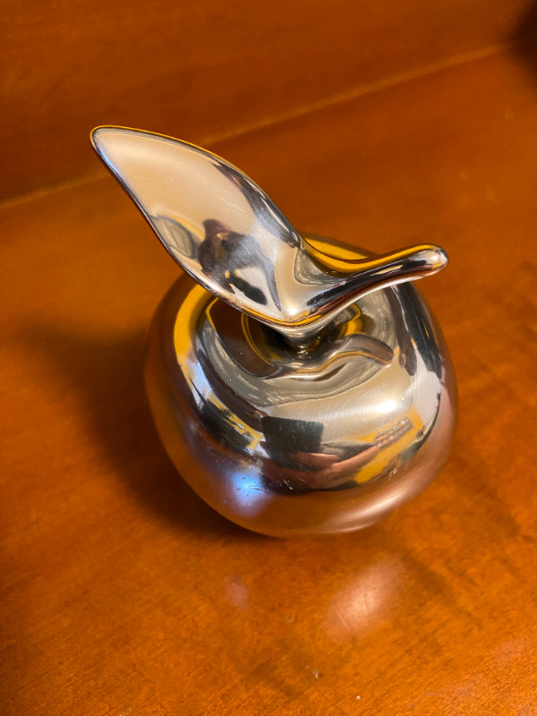 Vintage Hoselton Paperweight Aluminum Apple Sculpture Signed in Arts & Collectibles in Oshawa / Durham Region - Image 4
