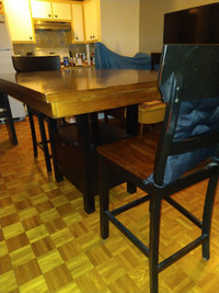 Jolie table en bois véritable et 4 chaises de style bistro