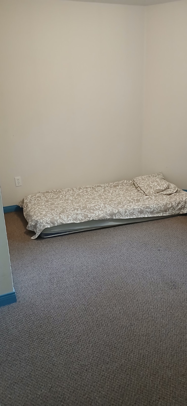 2 bedrooms, very spaciouse living area. Washer & drier in unit 3
