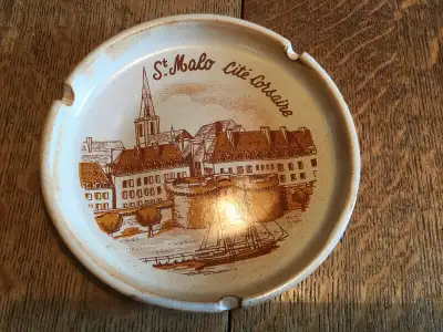 Cendrier céramique beige brun St. Malo cité corsaire cendrier mesure tour de 6.25 pouces. autres cen...