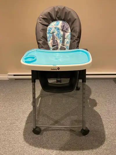 Chaise haute pour enfant Safety 1st adaptable, 3 positions d'inclinaison différentes, plateau ajusta...