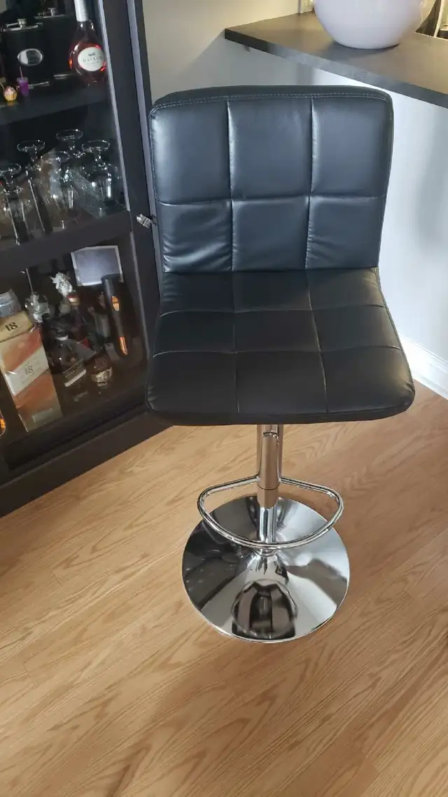 Chairs  /  Stools in Chairs & Recliners in City of Toronto - Image 4