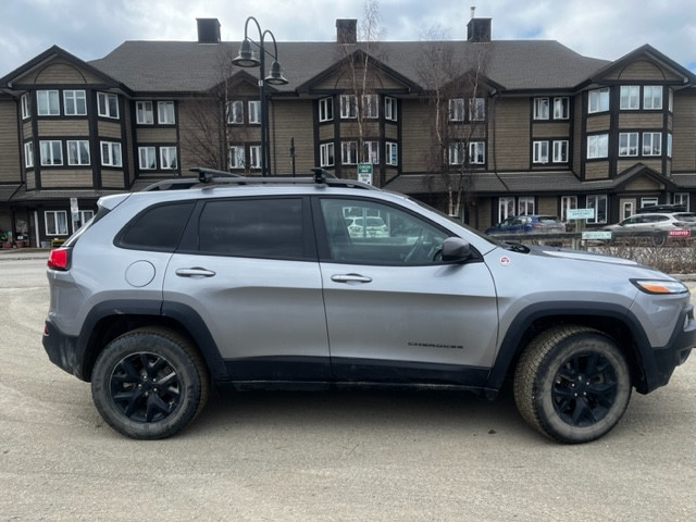 2016 Jeep cherokee 3.2l 4wd 4dr trailhawk in Cars & Trucks in Whitehorse - Image 4