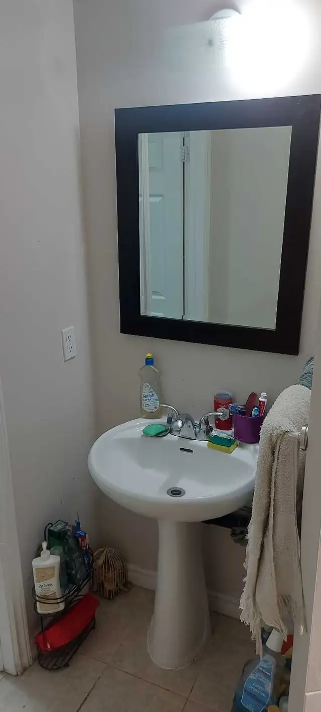 Private Room for Rent in Room Rentals & Roommates in Oshawa / Durham Region - Image 5