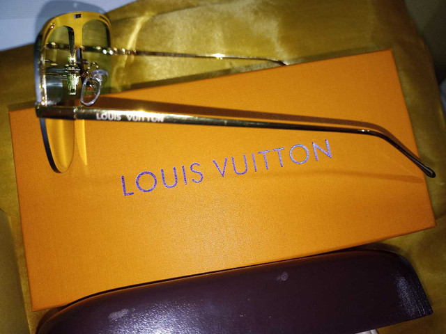 Brand new Louis Vuitton sunglasses  with box  dans Art et objets de collection  à Ville de Montréal - Image 4