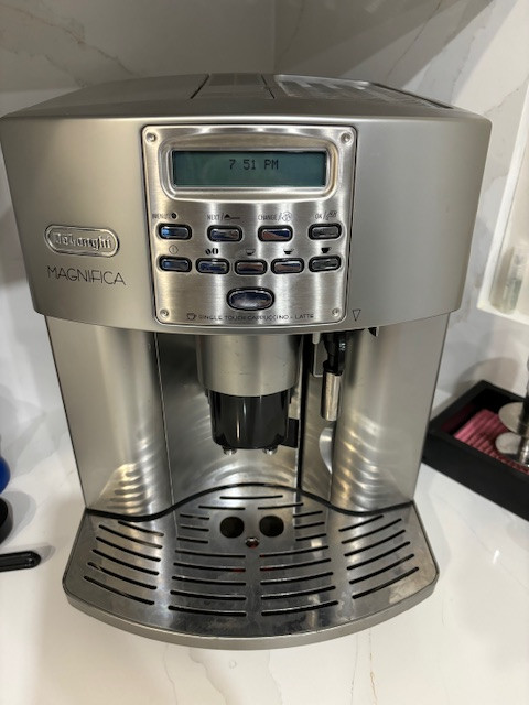 DeLonghi Magnifica ESAM3500 in Coffee Makers in Markham / York Region