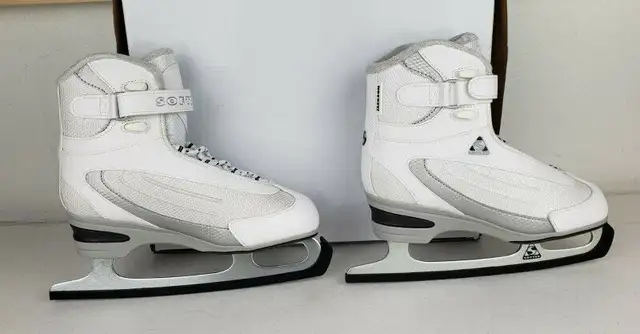 Jackson Ultima Mark IV Figure Softec Figure Skates White US 9 in Skates & Blades in Ottawa - Image 3