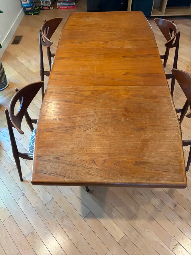 Dining room table and 4 chairs in Dining Tables & Sets in City of Halifax - Image 3
