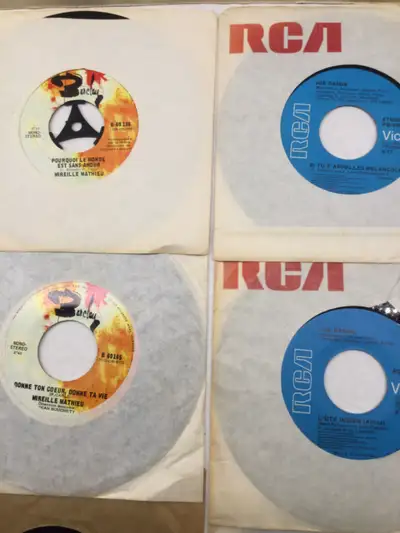 Vinyles 45 tours: 2 vinyles Mireille Mathieu 2 vinyles Joe Dassin 1 vinyle ABBA 1 vinyle The Beatles...