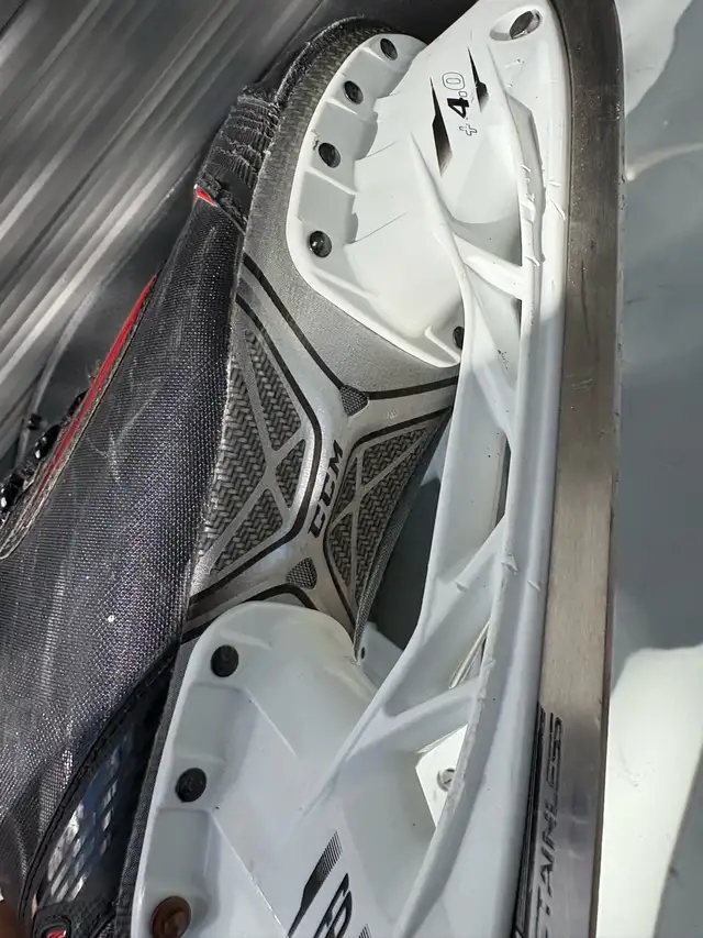 Quality hockey skates Ccm size 8.5 D in Hockey in Guelph - Image 4