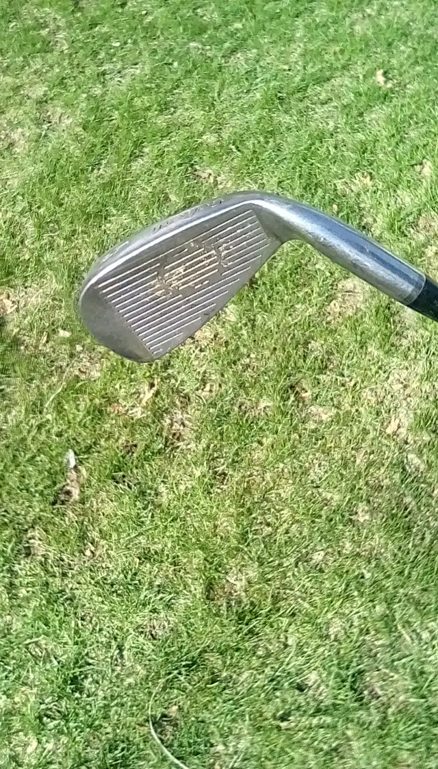 Golf clubs (left) in Golf in Sarnia - Image 5