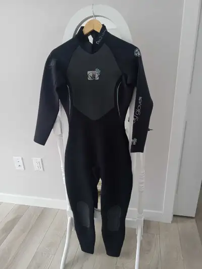 This woman 's wetsuit was never used or in water. 3.5 mm Neoprene, size 7/8 US I'm located in French...