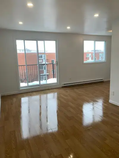 Longueuil, 4 1/2 $1400 Balcony. 2950 Rue Mazenod.