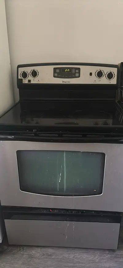 La cuisinière est en bon état. Un cercle de chauffage est défaillant mais les trois autres fonctionn...
