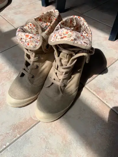 Souliers et botillons à seulement 5$ la paire, View more