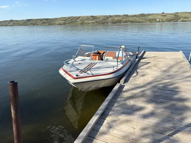 Swiftsure 17.5 Ft. 120 HP Mercruiser I/O & Trailer in Powerboats & Motorboats in Moose Jaw - Image 2