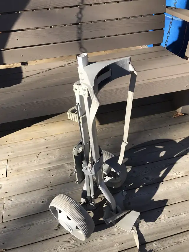 RH golf clubs and pull cart in Golf in Muskoka - Image 10
