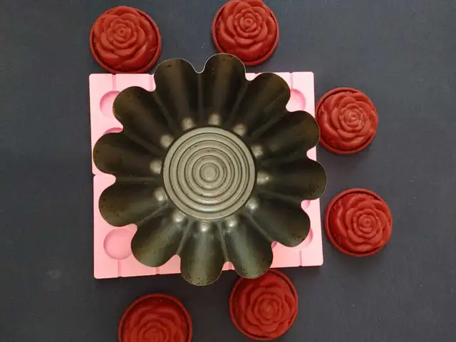 Cake making pan and accessories in Kitchen & Dining Wares in Calgary - Image 2