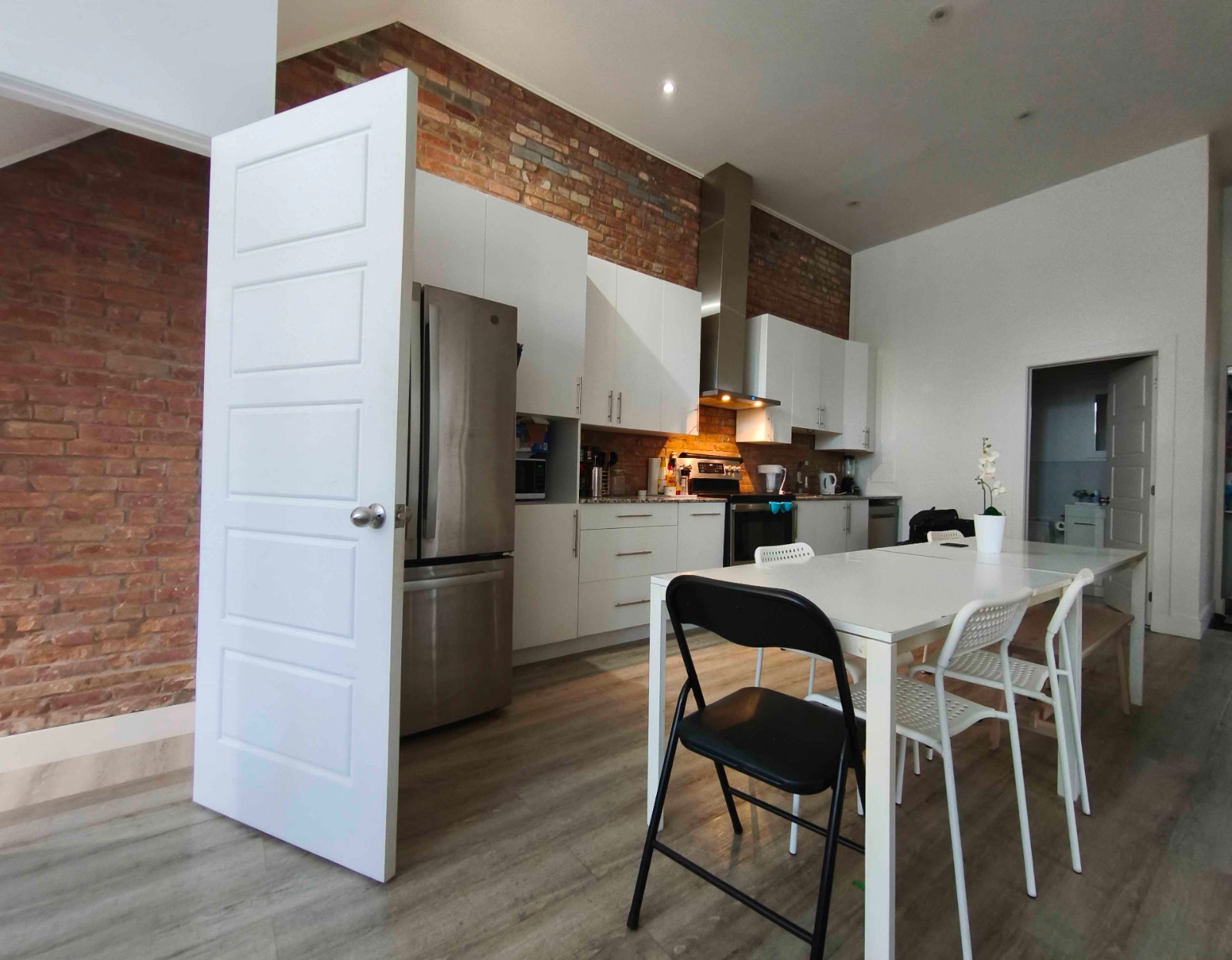 2 bedrooms + 3 basement rooms — 1 900 pi² — 2 731 $ — photo 3