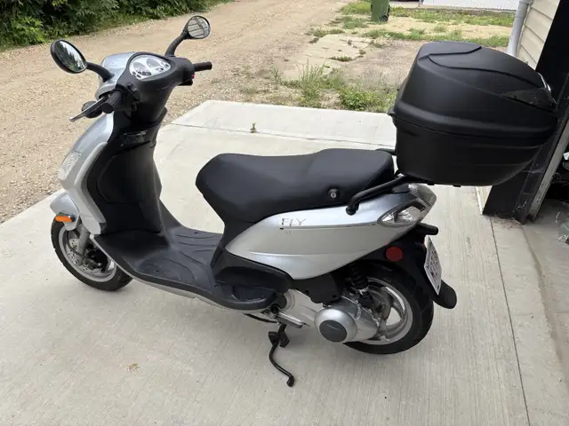 PIAGGIO FLY 150 SCOOTER 2009 in Scooters & Pocket Bikes in Edmonton - Image 2