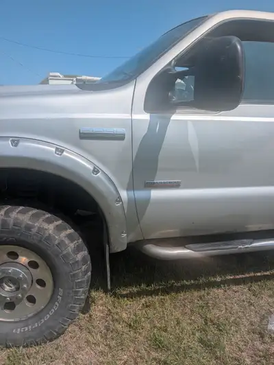 2005 f 250 diesel have fifth wheel hitch I have 150l slip tank runs like New have Chip in it I chang...