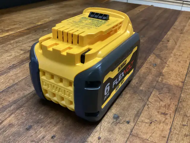 DEWALT 20v MAX/60v MAX FLEXVOLT 6.0 AH BATTERY in Power Tools in Barrie - Image 7