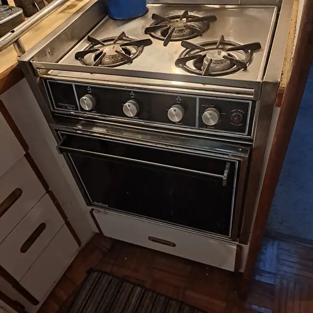 Carver 3207 Motor Yacht say goodbye to the woods in Powerboats & Motorboats in Bridgewater - Image 6