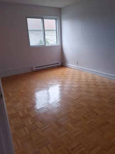 Non l’édifice n’est pas à vendre. Beau grand 4 1/2 à louer pour le 1 avril. Pour personne tranquille...