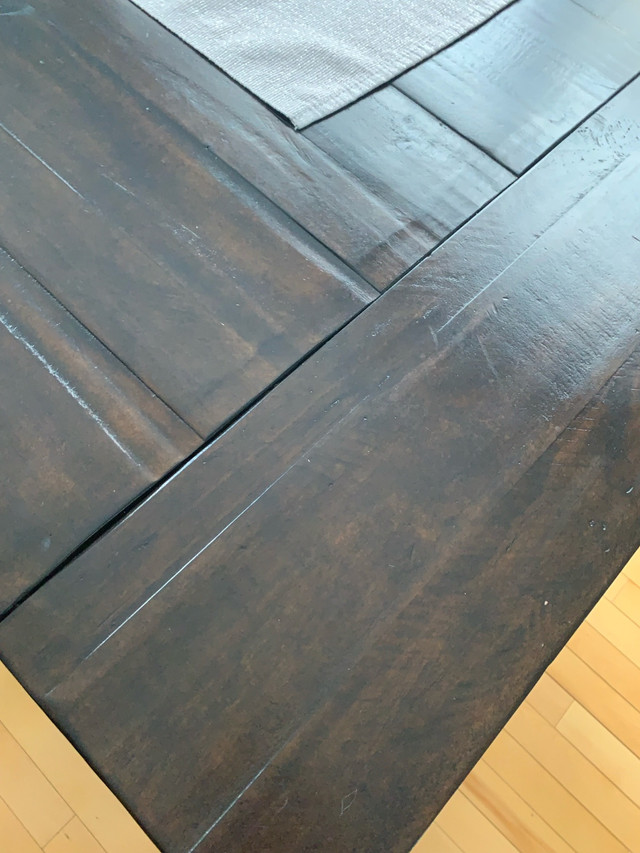 Table en bois avec 8 chaises  dans Mobilier de salle à manger et cuisine  à Longueuil/Rive Sud - Image 3