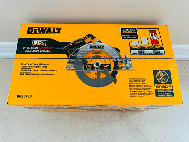 Dewalt 20V MAX FLEXVOLT Cordless Brushless 7-1/4” Circular Saw in Power Tools in Markham / York Region - Image 2