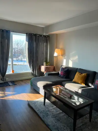 Bel appartement 3½ (1 chambre) – 1 700 $ / mois situé au 2e étage d’un immeuble moderne et bien entr...