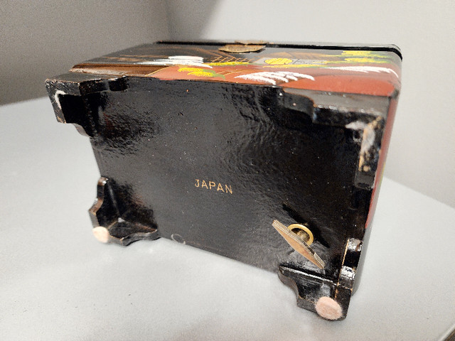 DECORATED LACQUERED MUSICAL JEWELRY BOX - vintage, 1962 in Arts & Collectibles in Regina - Image 3