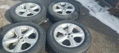 4 pneus hiver blizzak 245 60 R 18 monté sur mag. très bon état. usure 9/32