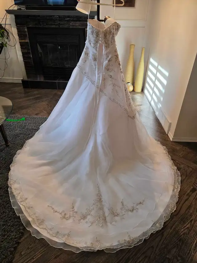 Size 6 Wedding Dress- lace up back