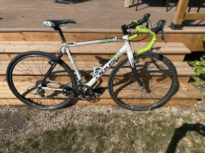 Multi-purpose bike in excellent condition. Lightweight triple butted aluminium frame with carbon sea...