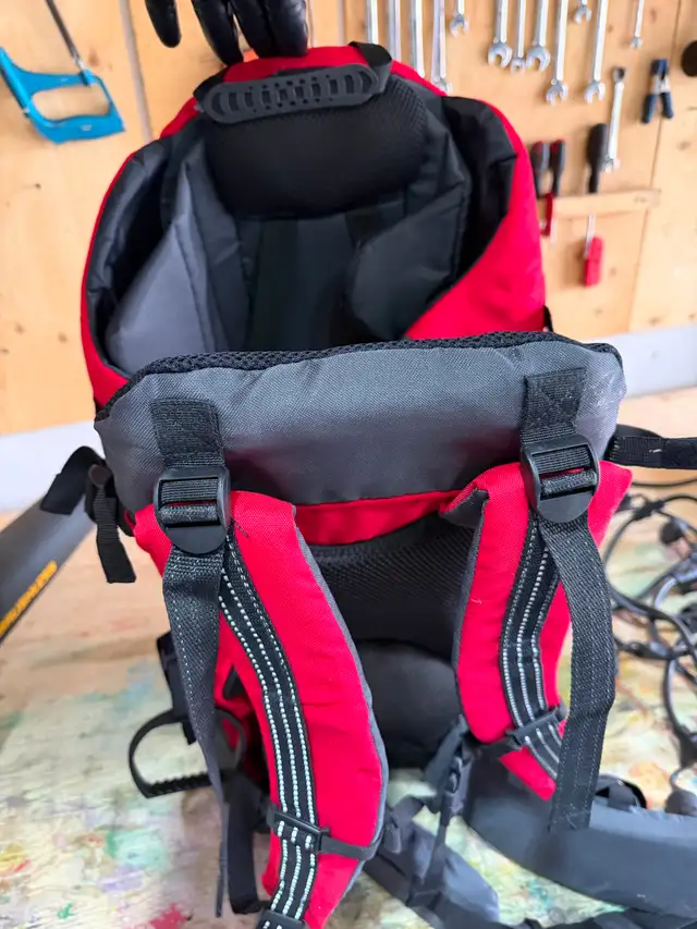 Deluxe Red Baby Toddler Backpack Cross Country Carrier in Strollers, Carriers & Car Seats in Longueuil / South Shore - Image 5