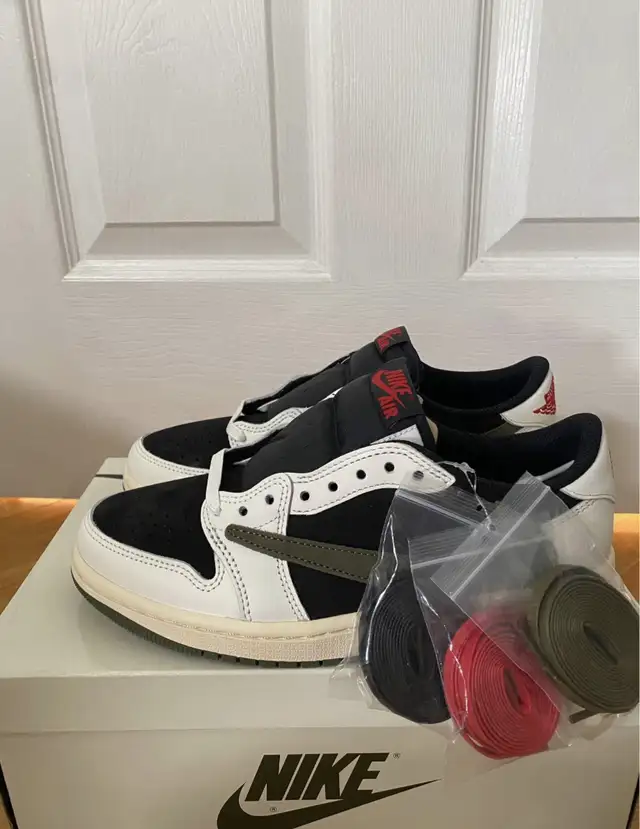 Jordan 1 Retro Low SP Travis Scott Olive in Men's Shoes in Mississauga / Peel Region - Image 3
