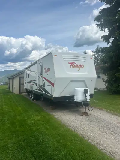 Roomy, well built travel trailer with one slide. Pacific Coachworks Tango model# 296RLSS. Come have...