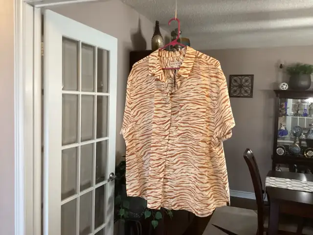 Women’s Short Sleeve Blouse - New, size XL in Women's - Tops & Outerwear in Oshawa / Durham Region - Image 2